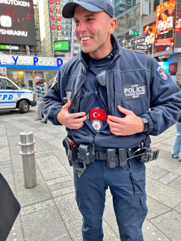 New York polisindeki, Türk bayrağı ayrıntısı